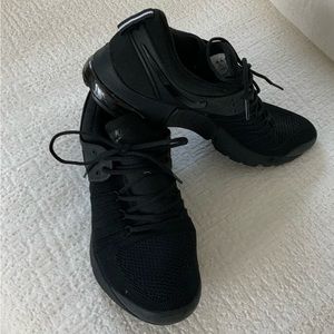 Nike Air Men's Race Running Shoe, black sneakers